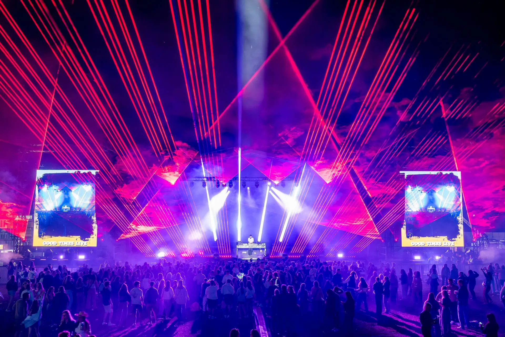 Lasershow beim Good Times Festival: rote und blaue Laserstrahlen über Bühne und Publikum