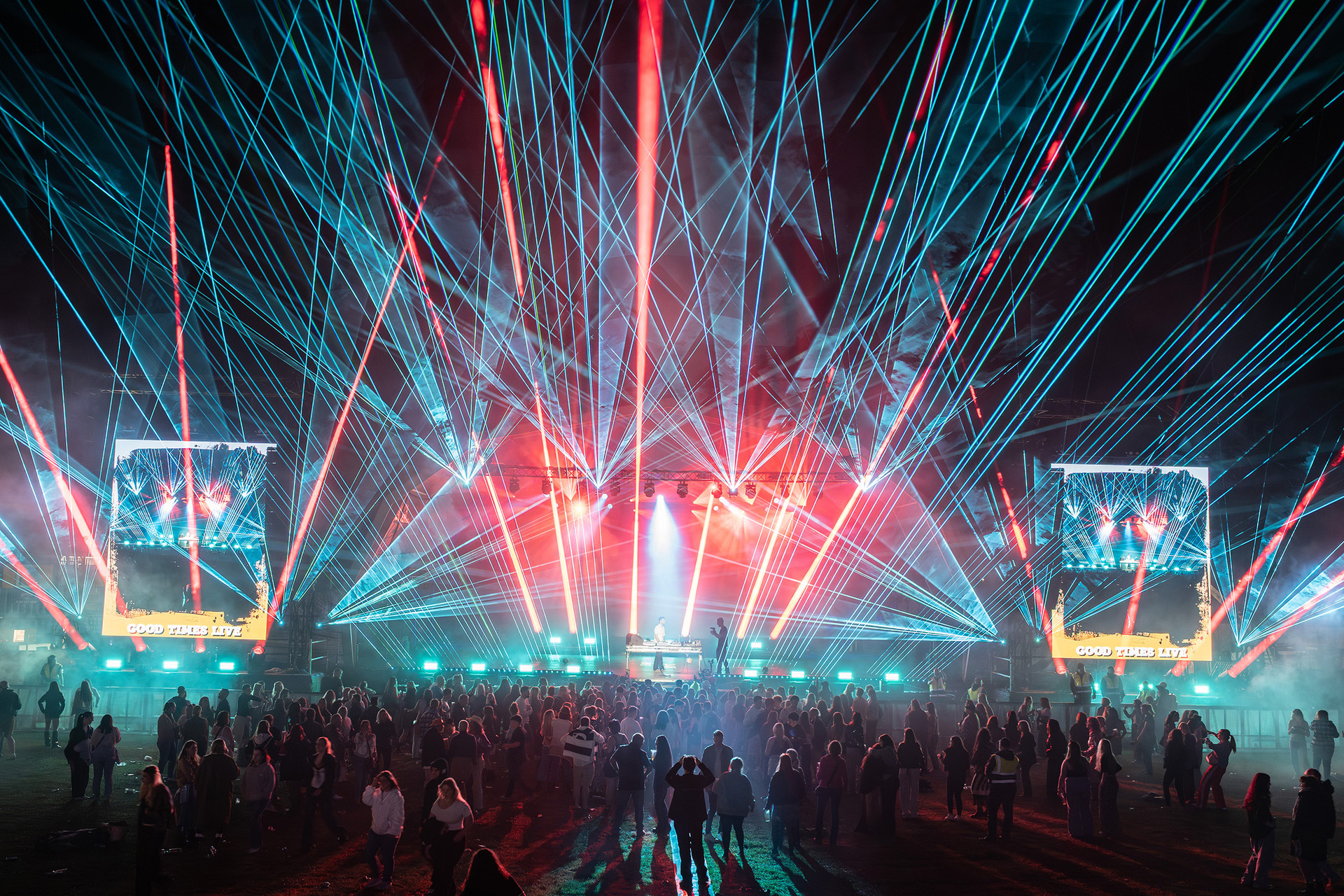 Lasershow über einem Festivalpublikum