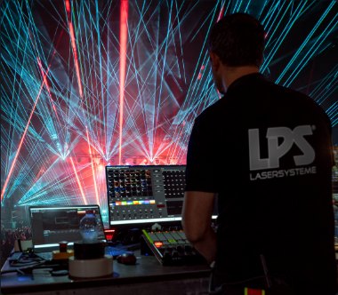 Lasershow-Operator am Steuerpult