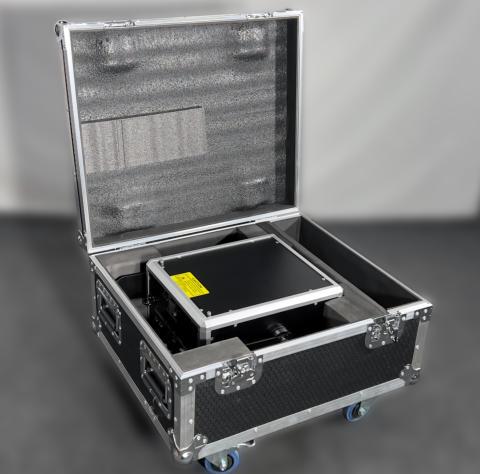 LPS-CompaX RGB Laserprojektoren werden im Flightcase geliefert