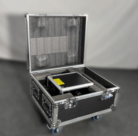 LPS-CompaX RGB Laserprojektoren werden im Flightcase geliefert