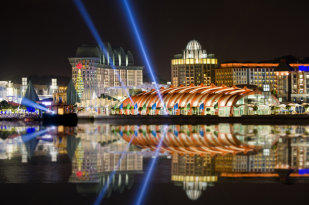 Beamshow und Lasergrafiken im Thyphoon Theater, Sentosa Island, Singapur